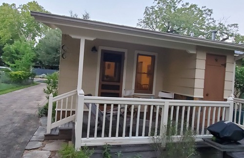 Zilker House | Tranquil Zilker neighborhood bungalow in 78704 on street front quiet cul de sac