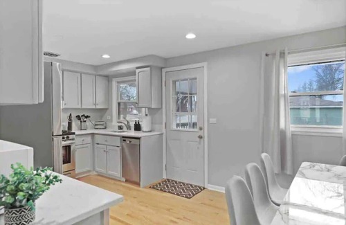 Wasco House | Tranquility 4BR Schaumburg