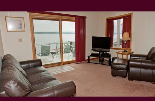 Geneva Cottage | Tranquility:"Close to Downtown Geneva + Seneca Lake Wine Trail Retreat!"