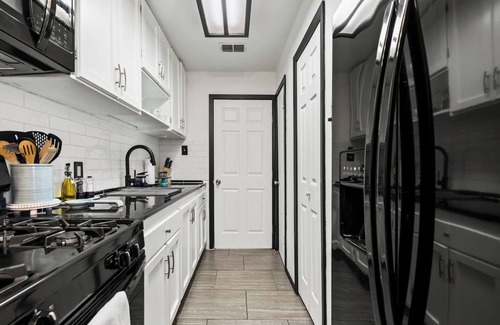 South Side House | Tranquility Cottage: Charming 2BR Corpus Christi retreat, central location