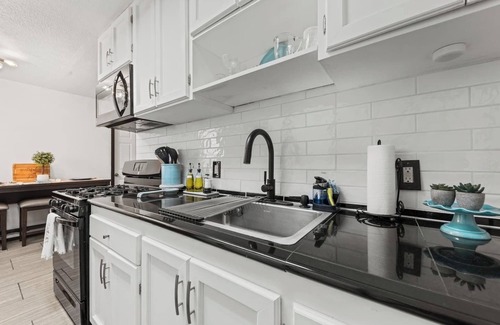 South Side House | Tranquility Cottage: Charming 2BR Corpus Christi retreat, central location