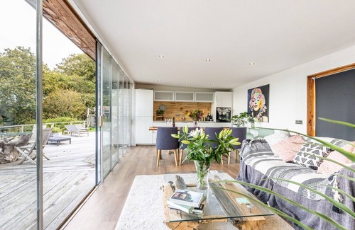 Cardigan Apartment | Tranquility for 2 on the banks of the River Teifi.