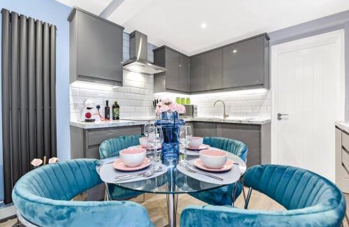 Northumberland Park Apartment | Tranquility in Bloom: Refreshing 2BR Apartment