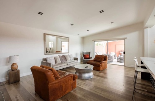 Los Angeles Villa | Tranquility in Prime Location w Private Pool