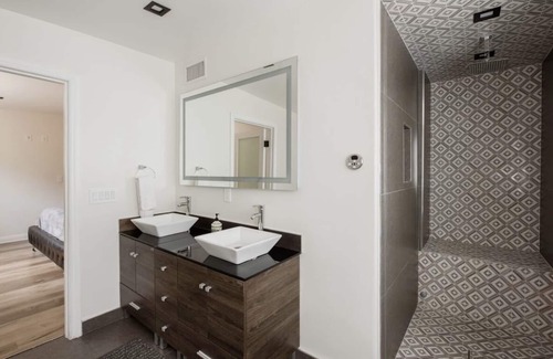 Los Angeles Villa | Tranquility in Prime Location w Private Pool