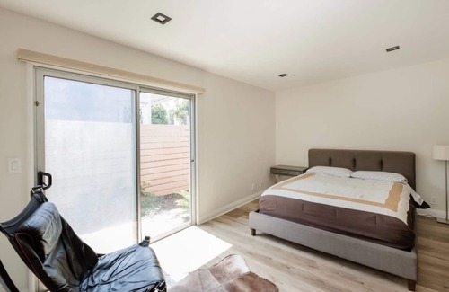 Los Angeles Villa | Tranquility in Prime Location w Private Pool