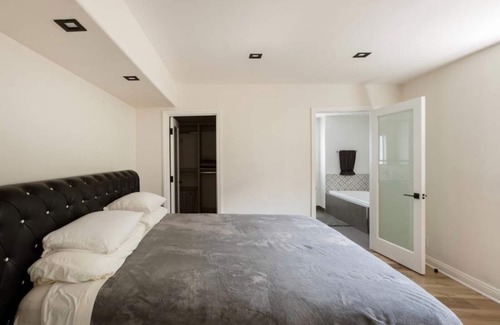 Los Angeles Villa | Tranquility in Prime Location w Private Pool