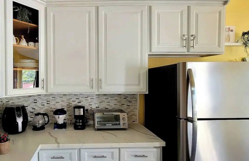 Oakhurst House | Tranquility Villa by the lake with green backyard. Free wifi, kayaks, bike, pool