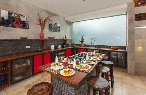 Batubelig Villa | TRANQUILITY VILLA walk to The BEACH, CAFE and SHOPS