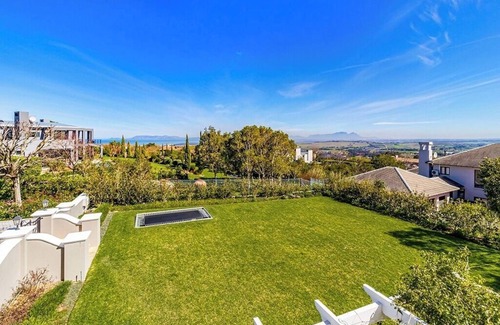 Raithby House | Traumhafter Blick auf die Bucht in Exklusivem Sicherheits-estate Bel'aire