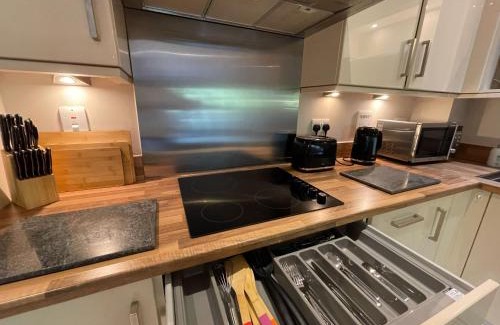 Rushmoor District Apartment | Travaal.©om - 2 Bed Serviced Apartment Farnborough