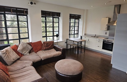 Rushmoor District Apartment | Travaal.com - FREE-WIFI-NETFLIX-PARKING - 2 Bedroom Apartment - Farnborough