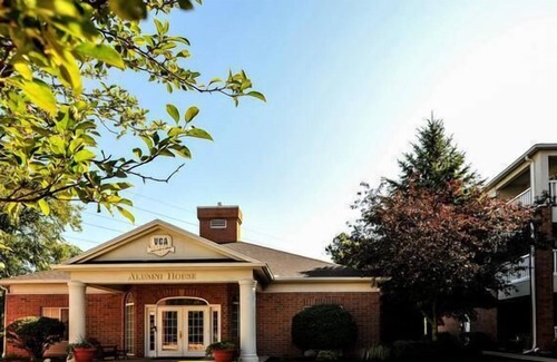 Mishawaka House | Travel Destination Vacation! 2 Spacious Units, Near Warren Golf Course, Mini-Golf, Pool