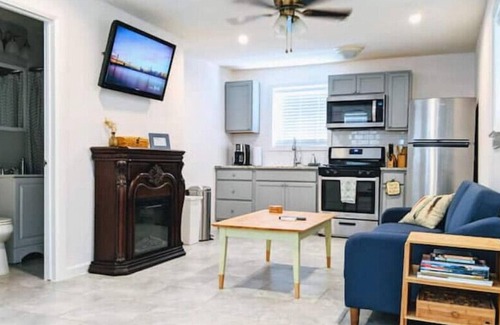 Oak Cliff House | Traveler's Haven w/ deck, laundry, & full kitchen
