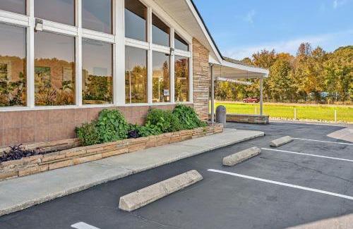 Four Oaks Hotel | TRAVELER'S INN