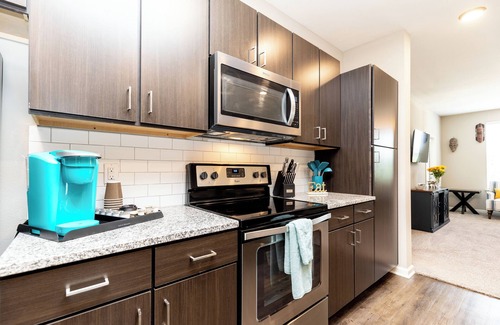Huntsville Apartment | Traveler's Oasis/Walk to Bridge Street/Modern 2BR Luxury w/Free Parking