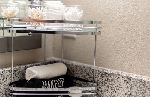 Huntsville Apartment | Traveler's Oasis/Walk to Bridge Street/Modern 2BR Luxury w/Free Parking