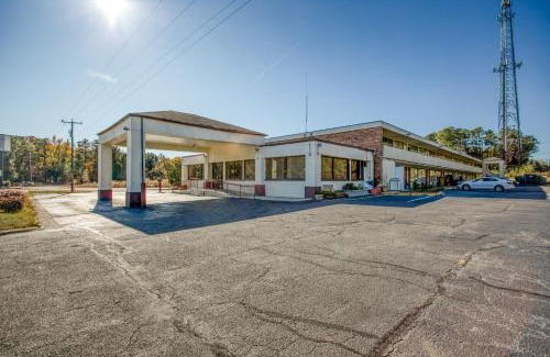 Templeton Hotel | Travelers Inn By OYO, Templeton VA