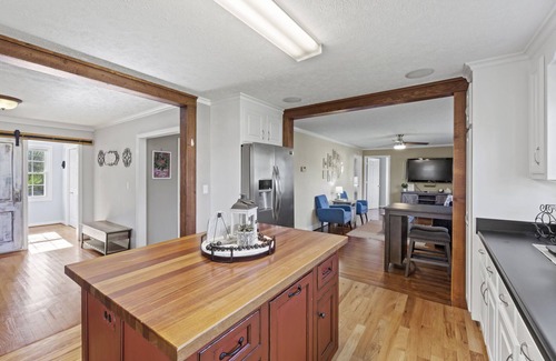 Travelers Rest House | Travelers Rest Pet-Friendly 3BR, Porch & Grill