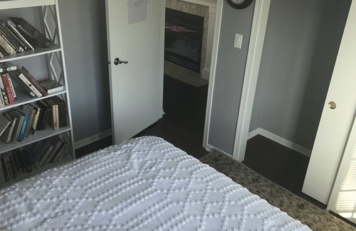 West Des Moines House | Traveling Nurse: Des Moines Room cozy1BR full-1BA WiFi laundry+ townhome-common