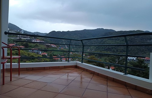 Machico House | Traveller's House Holiday Home with Mountain View, Shared Pool and Wi-Fi