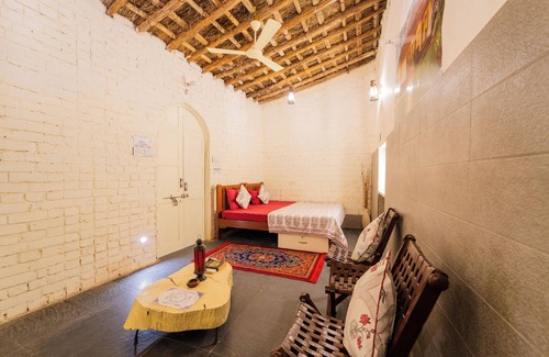 Amer Fort Road Hotel | Travellers Village