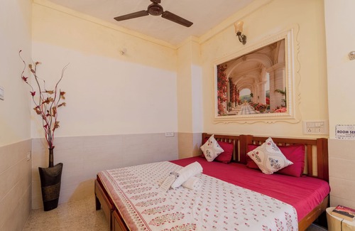 Amer Fort Road Hotel | Travellers Village