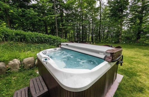 Traverse City House | Traverse City Therapy-HotTub/PoolTable/Fireplace