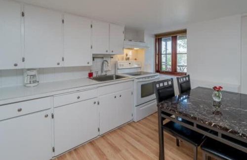Desjardins Apartment | Traversier Gratuit- Aux Trois Filles