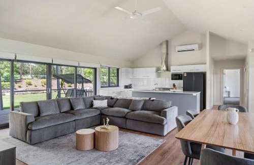 Pokolbin House | Travertine Vineyard Retreat - Stay Among the Vines