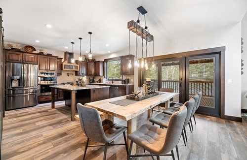 Lead House | Trax N Trailz Lodge, Home Theatre, EV Charger, Hot Tub, Trail & Clubhouse Access