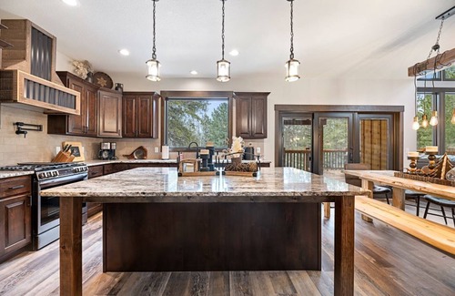 Lead House | Trax N Trailz Lodge, Home Theatre, EV Charger, Hot Tub, Trail & Clubhouse Access