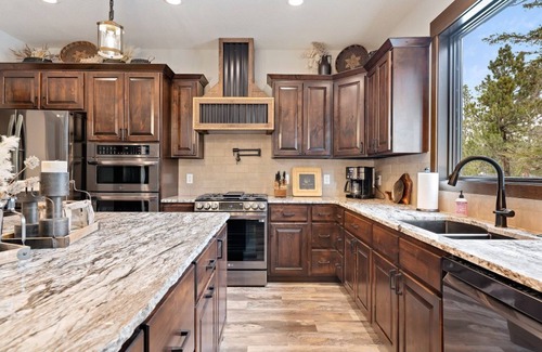 Lead House | Trax N Trailz Lodge, Home Theatre, EV Charger, Hot Tub, Trail & Clubhouse Access