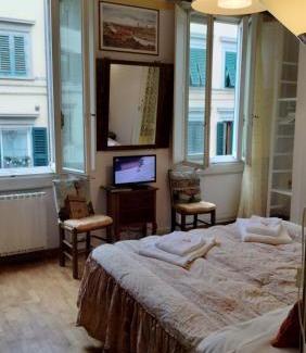 Santa Maria Novella Bed & Breakfast | Tre Gigli a Firenze, 5 minutes from station, via Palazzuolo 55