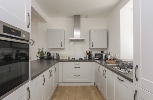 Trearddur Bay House | TREARDDUR VIEW, pet friendly, with hot tub in Trearddur Bay