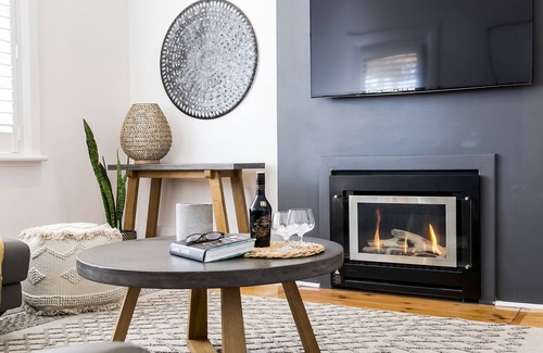 Glenelg South House | "TREASURE ON BROADWAY" -Close to Beach, restaurants & Shops.