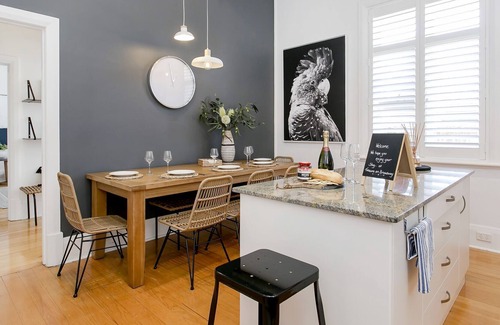 Glenelg South House | "TREASURE ON BROADWAY" -Close to Beach, restaurants & Shops.