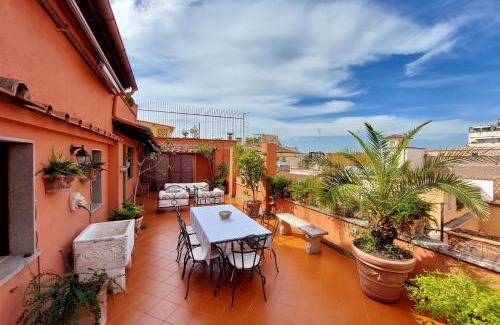 Rione III Colonna Apartment | TreasureRome Spanish Steps Penthouse