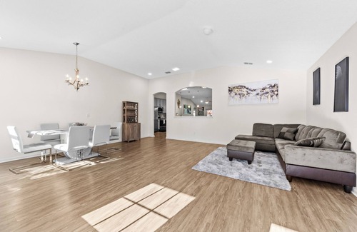 Westside House | TREAT YOURSELFnSpacious 4-bedroom house with WiFi and AC in awesome Jacksonville