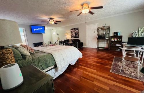 Pine Forest House | Tree Farm Stay Fire Pit & Grill WOW-King Suite