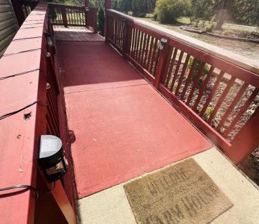 Pine Forest House | Tree Farm Stay Fire Pit & Grill WOW-King Suite