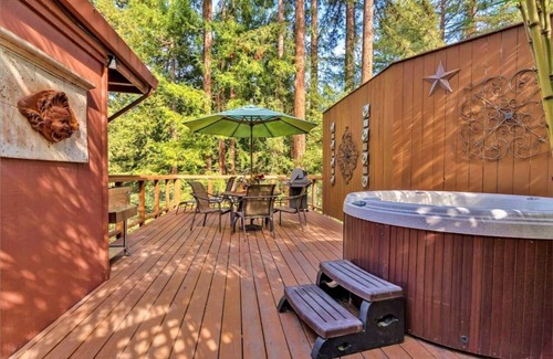 Guerneville House | Tree Fort:FUN Treetop Cabin Perfection! Outdoor TV! EV Charger!HtTb,Decks,Pup