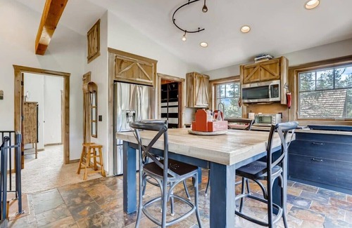 Weisshorn House | Tree House Cabin-Unique 2BR Home w/Shared HotTub!