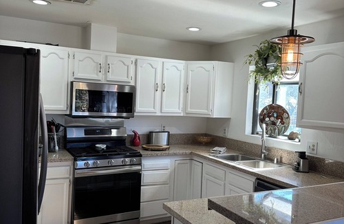 Big Bear Lake Cabin | Tree House Charming 2-bedroom cabin with WiFi, AC in lovely Big Bear Lake