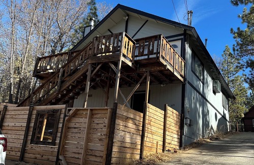 Big Bear Lake Cabin | Tree House Charming 2-bedroom cabin with WiFi, AC in lovely Big Bear Lake