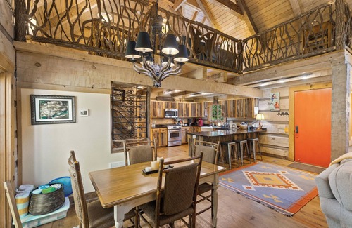 Highlands House | Tree House in Highlands only a short walk to Main St, Hot Tub, Wifi.