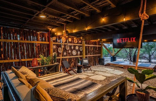 Fredericksburg Cabin | Tree House* Lux* Hot tub* Fredericksburg*Tesla EV