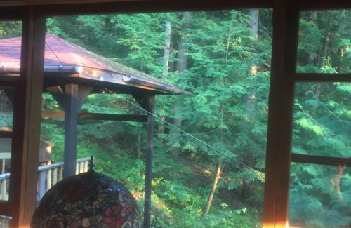 Putnam Station Cottage | Tree House Rustic 4 Bdrm Camp, directly on Lake George in a protected bay w/boat