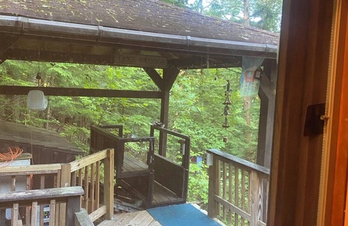 Putnam Station Cottage | Tree House Rustic 4 Bdrm Camp, directly on Lake George in a protected bay w/boat