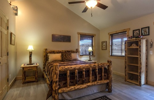 Bryson City House | Tree House Suite at the Calhoun House Inn & Suites